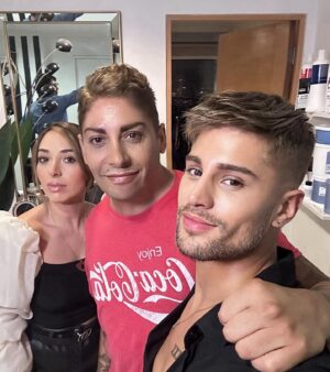 Botota Fox Instagram - Cambio de look para @labototafox ! Preparamos su cabello para que se vaya espectacular al reality!! Un color más natural y sacamos todo lo anaranjado que tenía en el cabello anterior. 
Mucho éxito amigo! Que te vaya excelente ❤️🙏

▪️Stylist @nicosagnerp & @valecastrou valecastrou 
▪️outfits @nsunique_exclusive