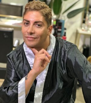 Botota Fox Instagram - Cambio de look para @labototafox ! Preparamos su cabello para que se vaya espectacular al reality!! Un color más natural y sacamos todo lo anaranjado que tenía en el cabello anterior. 
Mucho éxito amigo! Que te vaya excelente ❤️🙏

▪️Stylist @nicosagnerp & @valecastrou valecastrou 
▪️outfits @nsunique_exclusive