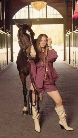 Brad Goreski Instagram - Gorgeous day at the ranch with @kaleycuoco for @people magazine “Beautiful People” issue styled by me 🐴🐓
Photos by @brianbowensmith 
Makeup by @jamiemakeup 
Hair by @kikihaircutter 
Assisted by @nicksegodi