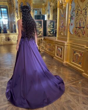 Brad Goreski Instagram - We had a ball! Thank you so much @cartier for the absolutely stunning evening in Vienna at the Belvedere Palace to celebrate the #cartiernaturesauvage high jewelry collection! I’m so grateful for all of these amazing experiences I get to have 💜 
@demimoore is wearing a gown by @carolinaherrera, mask by the iconic @philiptreacy and jewelry by @cartier. Styled by me. 
Hair by @ilhammestour & makeup by @babskymakeup