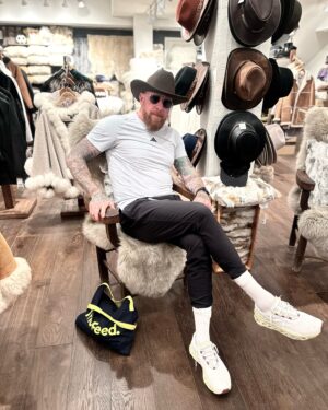 Bradley Wiggins Instagram - There’s a new sheriff in town! Rate @bradwiggins’ new hat on a scale of 1-10. 🤠👇

(📸: @lizkreutz)