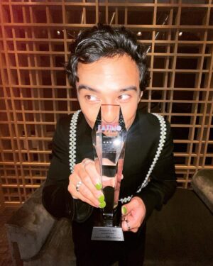 Brandon Perea Instagram - Ayyy!! My first award for acting ever!! GOD DID!! This one is so so special, it carries so much weight. This honor means the world to me. Rising Star Award for Film! Thank you to the @criticschoice @cclatinocinema 

I wouldn’t be here without @jordanpeele @nopemovie @emptygrave @winrosenfeld @monkeypawproductions @universalpictures. Prelim for life 😮‍💨

Thank you to my parents for believing in me and allowing me to chase my dream.

BLESSED BEYOND BELIEF! Love.

Styled by @bklynn_
Groomed by @fayemesss