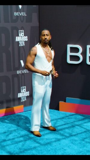 Brandon T. Jackson Instagram - Sometimes you gotta pop out and show 🥷🥷 #brandontjackson #chestout #chestoutcomedy custom style by @brandontjackson and @roniburks hair by @locs_by_tee  @staceykutzlive @familybusinessbet