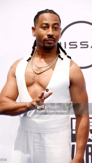 Brandon T. Jackson Instagram - Had a great time @betawards @familybusinessbet cast killed it !!! #brandontjackson #brandontjackson #stilldetroit #chestout  custom style by @roniburks hair by @locs_by_tee and @staceykutzlive