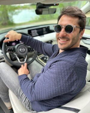 Branislav Deák Instagram - Sedím v novej Mazde a je mi dobre 😎

V tomto elegantnom a pohodlnom interiéri a s obľúbenou hudbou mi nevadí ani počkať, kým doprší 🌦️

Krásny posledný aprílovy deň vám prajem

#mazdacx60 #april #nacestach #priroda #jazdimsi #spolupraca