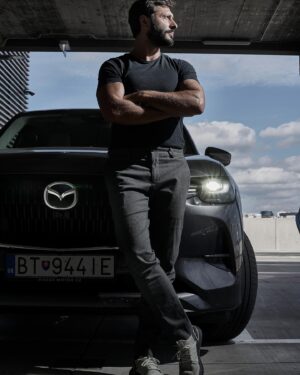 Branislav Deák Instagram - Frajer strašný 

som s novou Mazdou CX-60😎 

#tonvtone #grey&grey #mestskycavo #mazda #spolupraca #nastreche #mesto #bratislava 

Veselý deň, priatelia!