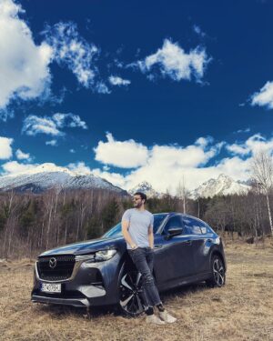Branislav Deák Instagram - Moja práca si vyžaduje neustále cestovanie. Teším sa, že ma pri tom bude vďaka @mazda_slovensko sprevádzať tento krásny plug-in hybrid - MAZDA CX60

SVIŽNÁ ELEGANCIA VYROBENÁ V JAPONSKU  #auto #cestovanie #slovensko #nacestach #plug #in #hybrid #mazda
