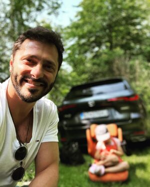 Branislav Deák Instagram - V MESTE
DO PRÁCE
NA CHATU

Všade tam ma sprevádza nová Mazda CX-60 

#rodina #chata #mazdacx60 #zazitokzjazdy #dokopcov #awd #4x4 #offroad #spolupraca