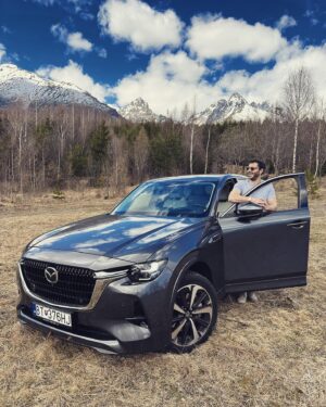Branislav Deák Instagram - Moja práca si vyžaduje neustále cestovanie. Teším sa, že ma pri tom bude vďaka @mazda_slovensko sprevádzať tento krásny plug-in hybrid - MAZDA CX60

SVIŽNÁ ELEGANCIA VYROBENÁ V JAPONSKU  #auto #cestovanie #slovensko #nacestach #plug #in #hybrid #mazda