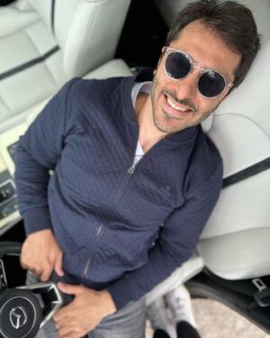 Branislav Deák Instagram - Sedím v novej Mazde a je mi dobre 😎

V tomto elegantnom a pohodlnom interiéri a s obľúbenou hudbou mi nevadí ani počkať, kým doprší 🌦️

Krásny posledný aprílovy deň vám prajem

#mazdacx60 #april #nacestach #priroda #jazdimsi #spolupraca