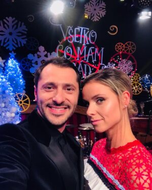 Branislav Deák Instagram - ako silvestrujete vy?  my s Nelkou v 📺 😉😎 želám vám všetko najkrajšie v roku 2023 🥂#vsetkocomamrad #tvjoj #silvester #2023 #nazdravie
