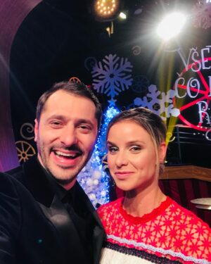 Branislav Deák Instagram - ako silvestrujete vy?  my s Nelkou v 📺 😉😎 želám vám všetko najkrajšie v roku 2023 🥂#vsetkocomamrad #tvjoj #silvester #2023 #nazdravie