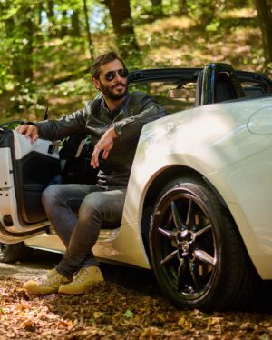 Branislav Deák Instagram - Posledné slnečné lúče som si užil, tentokrát bez strechy nad hlavou, s vetrom vo vlasoch. 

Tak ako to my muži máme radi 😉

Ďakujem @mazda_slovensko za zapožičanie tejto milej malej Mazdičky MX-5 

📸 @dusankristek 

#vietorvovlasoch #cabrio #mazdamx5 #spolupraca #jetujesen #bezstrechy