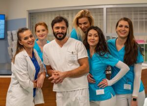 Branislav Deák Instagram - V našej @nemocnica_tvjoj máme novú posilu!🚨 Ako ste si užili včerajšiu epizódu?💙

#nemocnicatvjoj #tvjoj