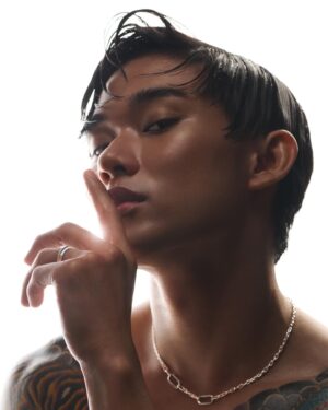 Braven Yeo Instagram - Celebrating the freedom of self-expression with @theofficialpandora 🤍

Photography: @tohxingjie
Hair & Makeup: @aungkeng
Space: @theugly.space

#PandoraMe #ForEveryMe #ShotforPandora