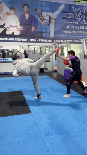 Bren Foster Instagram - Some Set up foot work for the big spin kick;-)
#taekwondo #karate #spinkick #martialarts #kungfu #mma #footwork #explosive #speed #kickboxing #backkick #brenfoster #train #flexibility @elitemartialarts @elitebrazilianjiujitsu  @elitemuaythaiminchinbury