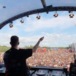 Brennan Heart Instagram - Three days of DEFQON.1 MADNESS!! 💙💜❤️ Thank YOU all for your energy, and to @wildstylez for inviting me on stage! 🙏

Now, let’s finish that #SAVEEUPHORIC album 😝⚡️