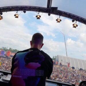 Brennan Heart Instagram - Three days of DEFQON.1 MADNESS!! 💙💜❤️ Thank YOU all for your energy, and to @wildstylez for inviting me on stage! 🙏

Now, let’s finish that #SAVEEUPHORIC album 😝⚡️