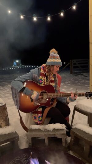 Brennley Brown Instagram - Snowy fireside sessions ❄️ 
“You only need one” written with @smith_jon @d_rockin_ya 

#countrymusic #livemusic #singing #christianmusic