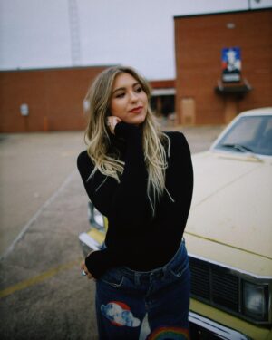 Brennley Brown Instagram - Caught a pre show vibe in Kilgore TX🤠
@abercrombielacy with the 📸 magic and helping me with this “content”. 😂😂