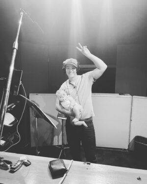 Brenton Thwaites Instagram - Bring Bebe to work day!
quietly breathing- ‘do you guys hear that?’ 
- ‘yeah we do’
VERY quietly breathing -
‘We still here it…’

20 mins later baby asleep and 2 year old storms in and screams for 30 mins in the corner -
‘Sorry for the screaming guys’ 
‘What screaming? Sounds good to us’
Directional mic’s amiright?
Thank you Titans team for the patience and support with the juggling. 
😎👌🤟🏽🇨🇦❤️🎥
@dctitans