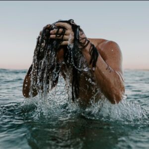 Brenton Thwaites Instagram - ‘BREACH’ new single from my ‘fella from another umbrella’- 
@boatkeepermusic 
Loving this song! Good vibzzz

Link in bio: have a listen. have a chill and feel the anxiety and stress of the world ooze out towards the exit. Perfect timing bro!
🏝🤙🏽🎸🌊🏄🏼‍♂️
