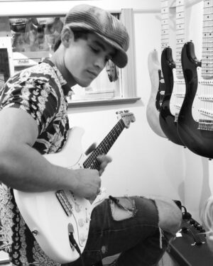 Brenton Thwaites Instagram - Testing guitars with my new sound engineers. 
#nonewguitars 
#gotashiteinthediaperthough
#itwasnice
#dadlife
