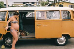 Brenton Thwaites Instagram - Thinkin’ bout gettin’ the ole girl back up and running. Might try and get the bus going too...
Tbt to when little bird was in the cage..
😍🤔💪🏽
#kombilife
