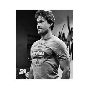 Brett Dalton Instagram - I don’t normally post gym selfies, but when I do it’s with all the filters after months of annoying my trainer @paolomascitti #newyearsameme