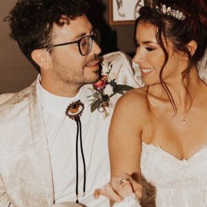 Brett Davern Instagram - #DesertChic 

Congratulations @jillianrosereed & @marty_shannon!Your wedding was beautiful, your vows were perfect, and the party was epic! Love you both to pieces but one of you more than the other 😂❤️ just kidding you’re both 🍕💩’s but your also our best friends!