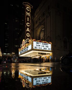 Brett Eldredge Instagram - I used to walk by the @chicagotheatre and dream to play it one day….two sold out GLOW shows this weekend and I am still in awe of it all happening! Thank you for always SHOWING UP huge for me CHICAGO!