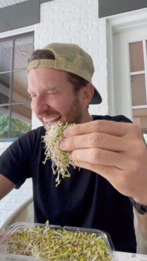 Brett Eldredge Instagram - Broccoli sprouts are somethin special….🥦🥦🥦 #healthyfood