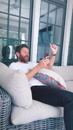 Brett Eldredge Instagram - Ya feel me on this one!? Hang in there all ya singles, it’ll come around! #valentines