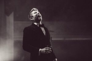 Brett Eldredge Instagram - Something felt extra special about the GLOW shows at the Ryman this year….I felt so fulfilled by the heart of the audience and this music…sometimes I feel like the world is falling apart and that we are moving further and further away from connection and traditions that make us who we are….in that room, on that stage looking out into the audience so connected, I felt love and I felt hope, two of the most powerful things a soul can feel.  Thank you for this gift, this tour is going to be so special, and I can’t wait to see you very soon:)