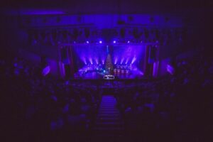 Brett Eldredge Instagram - Something felt extra special about the GLOW shows at the Ryman this year….I felt so fulfilled by the heart of the audience and this music…sometimes I feel like the world is falling apart and that we are moving further and further away from connection and traditions that make us who we are….in that room, on that stage looking out into the audience so connected, I felt love and I felt hope, two of the most powerful things a soul can feel.  Thank you for this gift, this tour is going to be so special, and I can’t wait to see you very soon:)