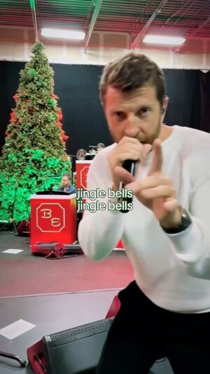 Brett Eldredge Instagram - Rehearsing and it feels so good! It’s finally here!  GLOW Tour starts this week! 🎄🎄🎄#christmas #thanksgiving