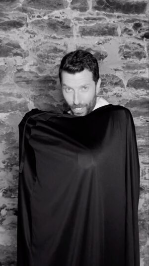 Brett Eldredge Instagram - Move over DRACULA, it’s TIME🎄 #halloween #christmas