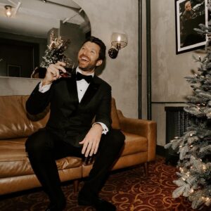 Brett Eldredge Instagram - The glow shows in New York were such a thrill…Christmas in the city and the shows made for an experience I won’t soon forget! Thanks for packing the place out all weekend, it wouldn’t be Christmas without you’