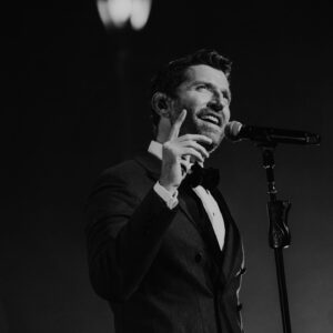 Brett Eldredge Instagram - The glow shows in New York were such a thrill…Christmas in the city and the shows made for an experience I won’t soon forget! Thanks for packing the place out all weekend, it wouldn’t be Christmas without you’