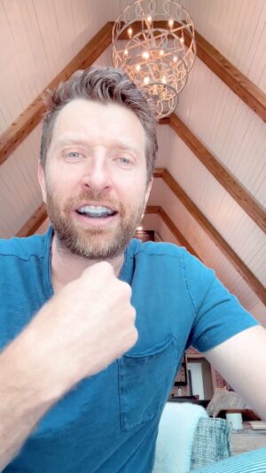 Brett Eldredge Instagram - Where’s my fellow teeth grinders?! Anyone have this problem😷