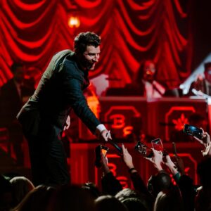 Brett Eldredge Instagram - The glow shows in New York were such a thrill…Christmas in the city and the shows made for an experience I won’t soon forget! Thanks for packing the place out all weekend, it wouldn’t be Christmas without you’