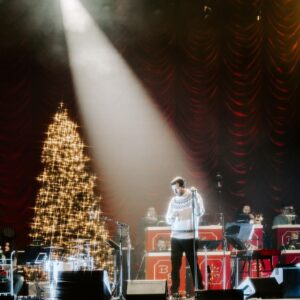 Brett Eldredge Instagram - The glow shows in New York were such a thrill…Christmas in the city and the shows made for an experience I won’t soon forget! Thanks for packing the place out all weekend, it wouldn’t be Christmas without you’