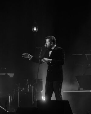 Brett Eldredge Instagram - I used to walk by the @chicagotheatre and dream to play it one day….two sold out GLOW shows this weekend and I am still in awe of it all happening! Thank you for always SHOWING UP huge for me CHICAGO!