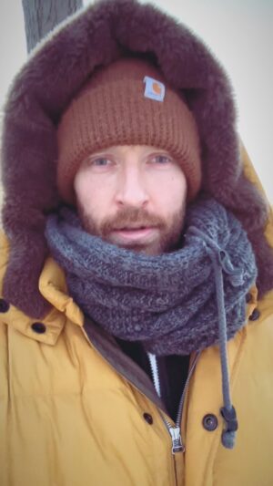 Brett Eldredge Instagram - If you went to the Glow shows, you know my story about chestnuts roasting on an open fire! Here’s how we do it in -15 degree wind chill weather while staying warm with the 🥃thanks for the incredible memories year with this music! Merry Christmas, happy holidays and happy freakin new year:)