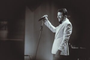 Brett Eldredge Instagram - Something felt extra special about the GLOW shows at the Ryman this year….I felt so fulfilled by the heart of the audience and this music…sometimes I feel like the world is falling apart and that we are moving further and further away from connection and traditions that make us who we are….in that room, on that stage looking out into the audience so connected, I felt love and I felt hope, two of the most powerful things a soul can feel.  Thank you for this gift, this tour is going to be so special, and I can’t wait to see you very soon:)