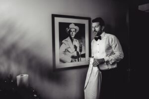 Brett Eldredge Instagram - Something felt extra special about the GLOW shows at the Ryman this year….I felt so fulfilled by the heart of the audience and this music…sometimes I feel like the world is falling apart and that we are moving further and further away from connection and traditions that make us who we are….in that room, on that stage looking out into the audience so connected, I felt love and I felt hope, two of the most powerful things a soul can feel.  Thank you for this gift, this tour is going to be so special, and I can’t wait to see you very soon:)