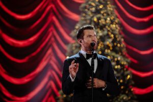 Brett Eldredge Instagram - Something felt extra special about the GLOW shows at the Ryman this year….I felt so fulfilled by the heart of the audience and this music…sometimes I feel like the world is falling apart and that we are moving further and further away from connection and traditions that make us who we are….in that room, on that stage looking out into the audience so connected, I felt love and I felt hope, two of the most powerful things a soul can feel.  Thank you for this gift, this tour is going to be so special, and I can’t wait to see you very soon:)