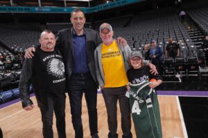 Brett Favre Instagram - Appreciate Giannis giving & signing his jersey to my grandson, Parker. 👏👍