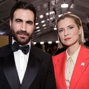 Brett Goldstein Instagram - Thank you @sagawards for one of the all time nights out with the Greyhounds. A huge honor to be included with so many legends. We appreciate you. 

Grooming: @kerrieurban 
Styling: @rosefordestudio 
Suit: @boss 
Tracksuit: @nike 
Bodyguard: @momowelch 
Legend: @larissasaenz 
Photos: @kevinmazur @gettyentertainment 
#SAGawards