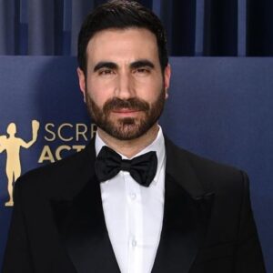 Brett Goldstein Instagram - Thank you @sagawards for one of the all time nights out with the Greyhounds. A huge honor to be included with so many legends. We appreciate you. 

Grooming: @kerrieurban 
Styling: @rosefordestudio 
Suit: @boss 
Tracksuit: @nike 
Bodyguard: @momowelch 
Legend: @larissasaenz 
Photos: @kevinmazur @gettyentertainment 
#SAGawards